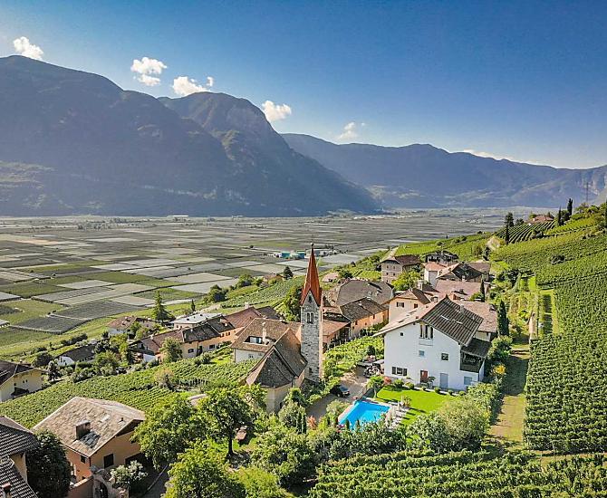 Il maso Runggnerhof, con vista sul confine meridionale dell'Alto Adige, è situato su un dolce pendio, circondato da vigneti, in posizione tranquilla e tuttavia centrale. 