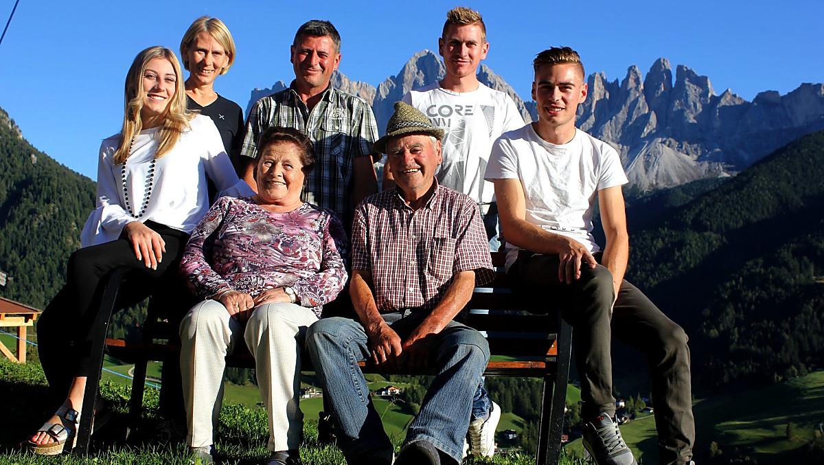 Questi siamo noi, la famiglia Obexer: Leo e Rosmarie con i figli Martin, Franziska e Thomas, il nonno Peter e la nonna Maria.