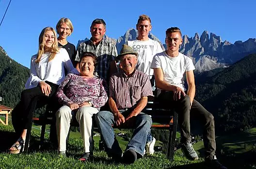 Questi siamo noi, la famiglia Obexer: Leo e Rosmarie con i figli Martin, Franziska e Thomas, il nonno Peter e la nonna Maria.