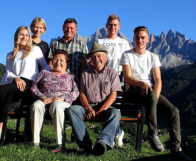 Questi siamo noi, la famiglia Obexer: Leo e Rosmarie con i figli Martin, Franziska e Thomas, il nonno Peter e la nonna Maria.