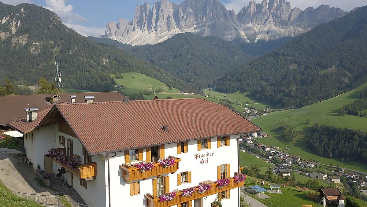 Il nostro maso recentemente ristrutturato con una magnifica vista sul famoso Gruppo Geisler.