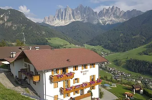 Il nostro maso recentemente ristrutturato con una magnifica vista sul famoso Gruppo Geisler.