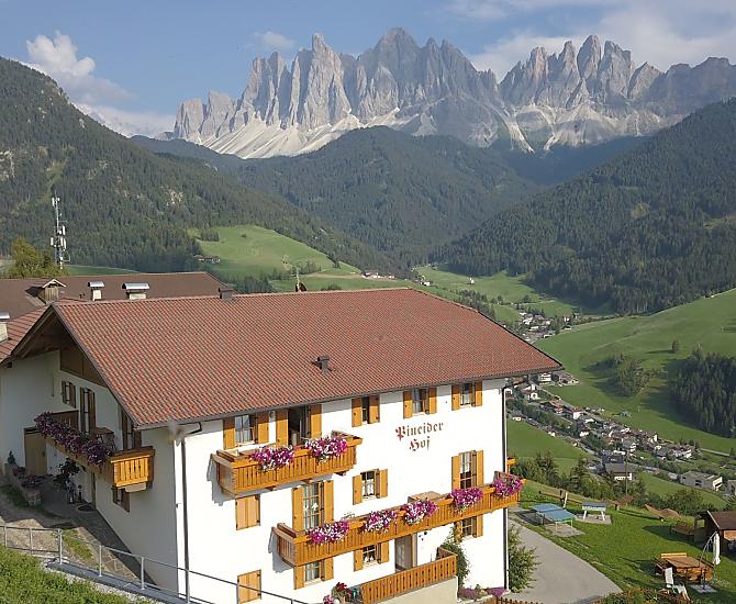 Il nostro maso recentemente ristrutturato con una magnifica vista sul famoso Gruppo Geisler.