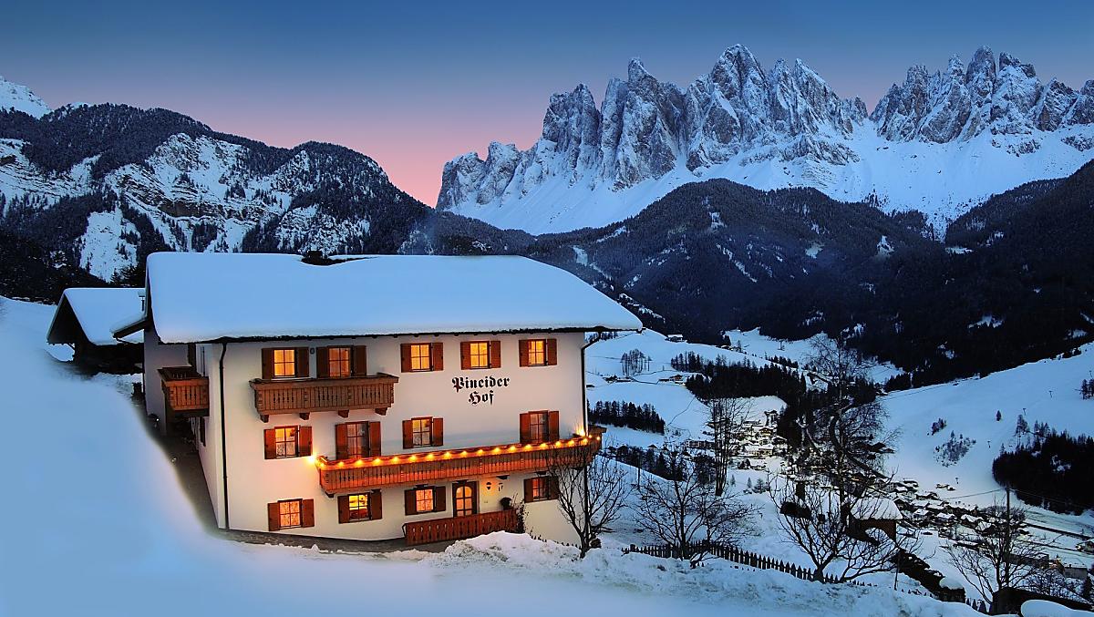 La magia invernale che si può trovare solo in montagna: pace, aria fresca, tanto sole e un paesaggio innevato.