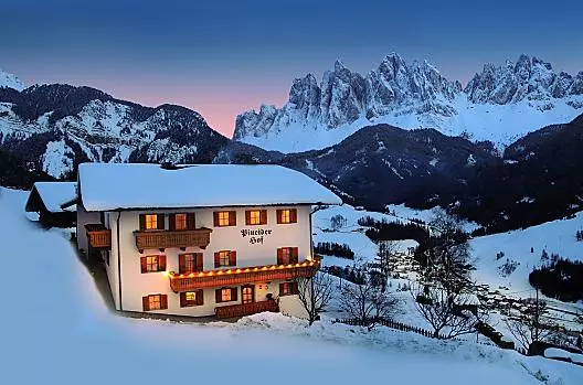 La magia invernale che si può trovare solo in montagna: pace, aria fresca, tanto sole e un paesaggio innevato.