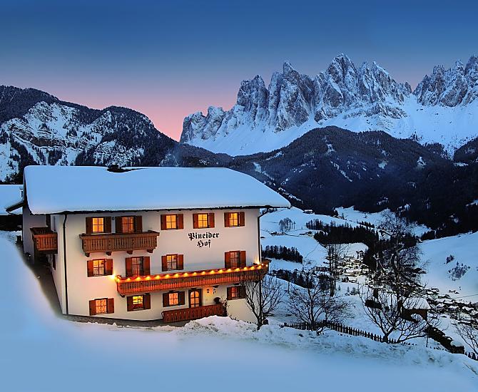 La magia invernale che si può trovare solo in montagna: pace, aria fresca, tanto sole e un paesaggio innevato.