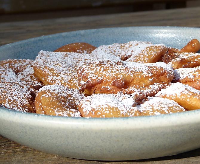 Apfelkiachl, Strauben, Strudel o Kaiserschmarrn: ogni tanto viziamo i nostri ospiti con dolci tradizionali. 