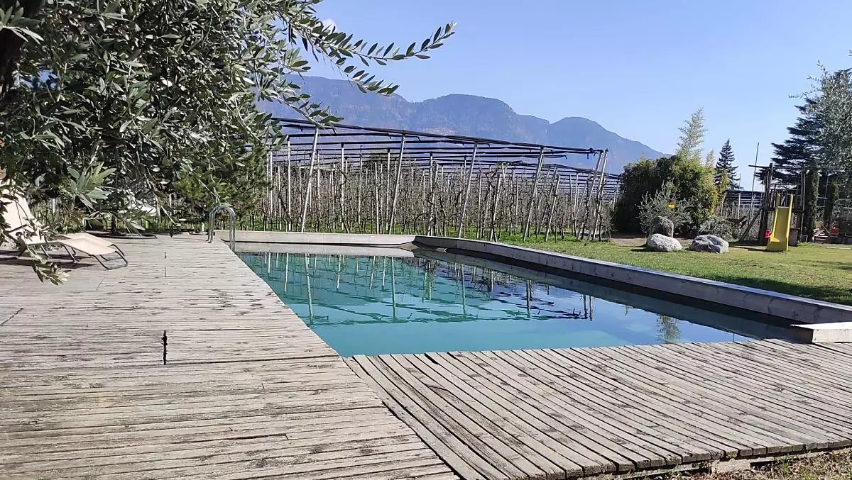 Godersi i primi raggi caldi del sole a bordo piscina...