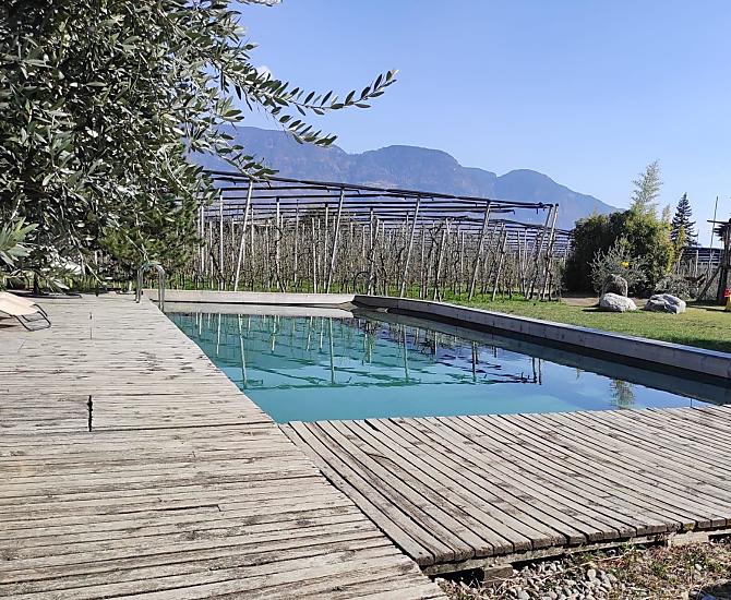 Godersi i primi raggi caldi del sole a bordo piscina...