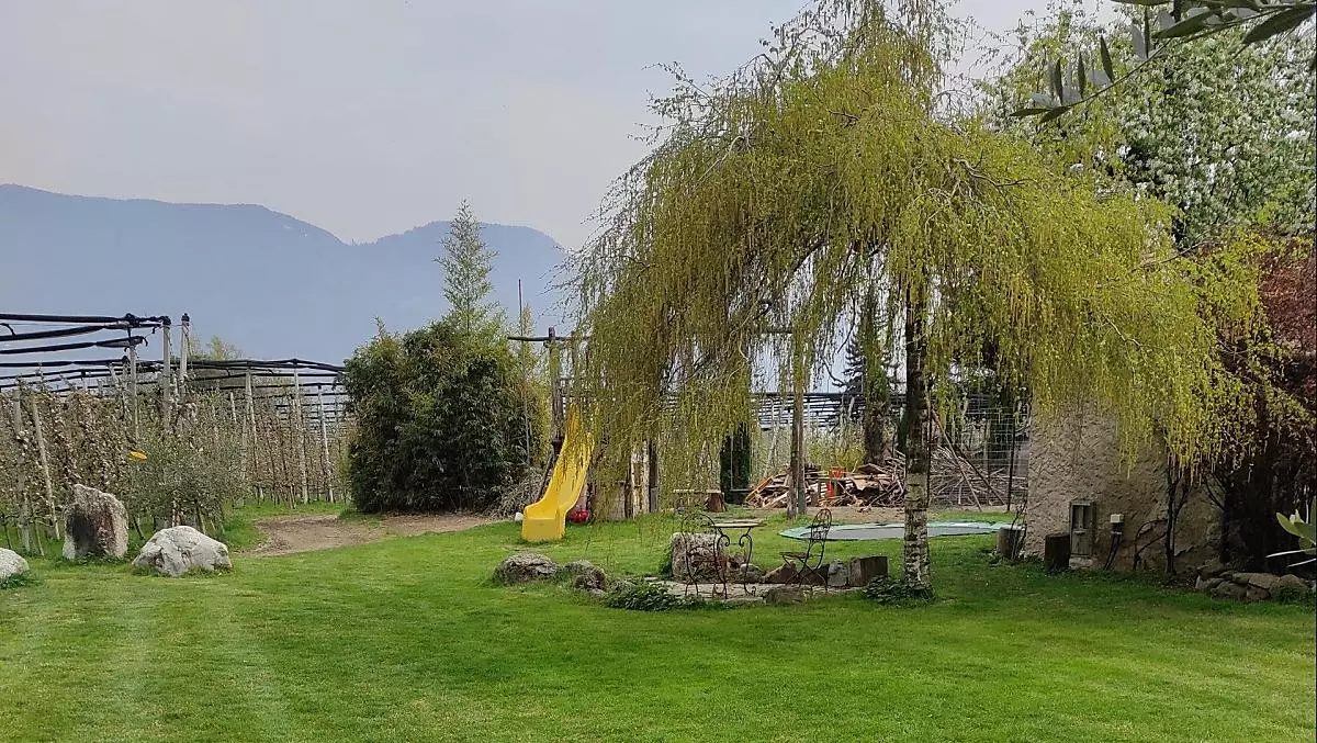 Prato per prendere il sole con area giochi per bambini