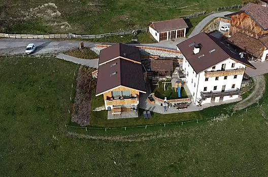 Il casale e la casa vacanze sono uno accanto all'altro.