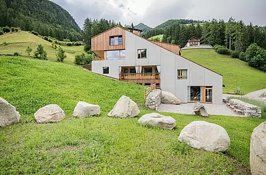 Terrazza per gli ospiti con possibilità di fare colazione e riempire la brocca di acqua potabile al pozzo di Giacobbe. La sera accendiamo un falò al cerchio di pietre.