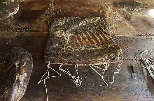 Il succulento Speck viene preparato per l'affumicatura
