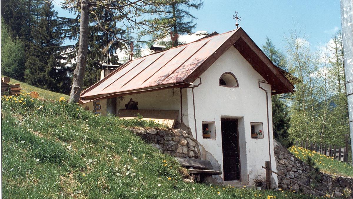 La chiesetta del nostro maso, direttamente sul sentiero per Ortisei, è molto apprezzata dagli escursionisti.