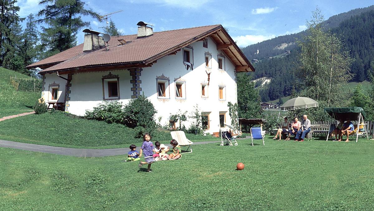 Ampio giardino con tanto spazio per far correre i bambini e accoglienti aree salotto e barbecue