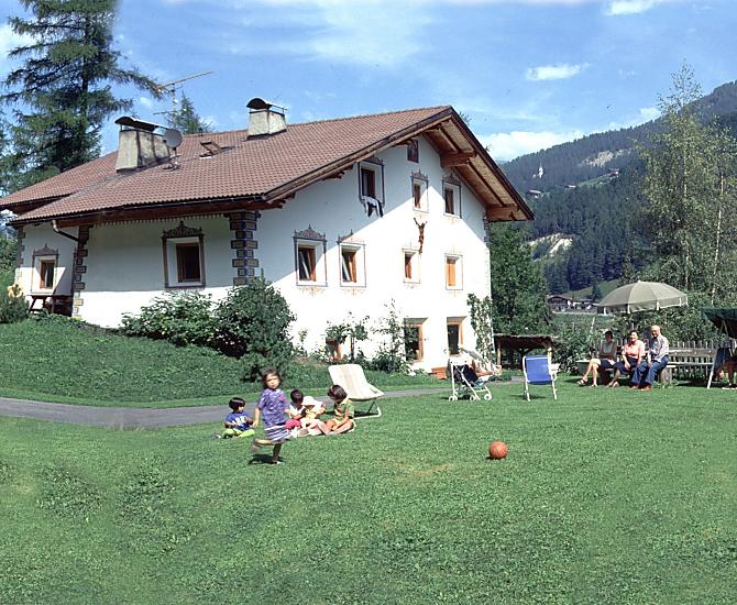 Ampio giardino con tanto spazio per far correre i bambini e accoglienti aree salotto e barbecue