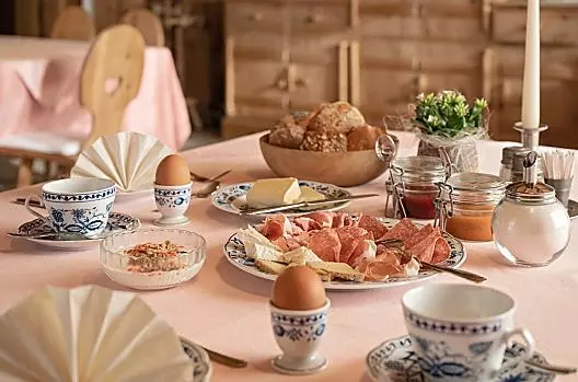 La nostra ricca colazione viene servita nella Stube in legno di cirmolo