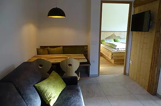 Soggiorno e sala da pranzo nell'appartamento vacanze Schmetterling, il divano può essere allungato fino a 120x190 cm, se necessario.