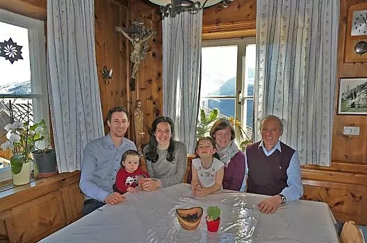 Eccoci qua! Il giovane contadino Thomas, sua figlia Anna, la moglie Kathrin, la figlia Magdalena, la contadina Katharina e il contadino Josef.
