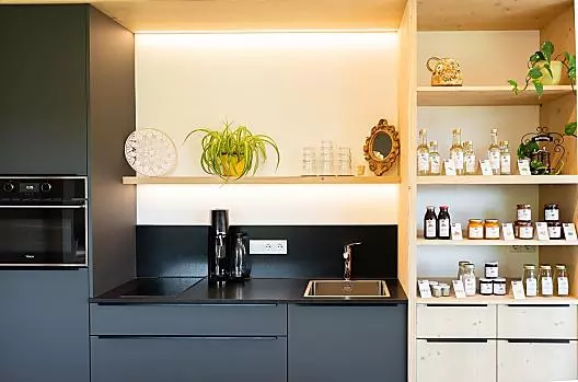 Angolo vendita e cucina per gli ospiti nella sala colazione
