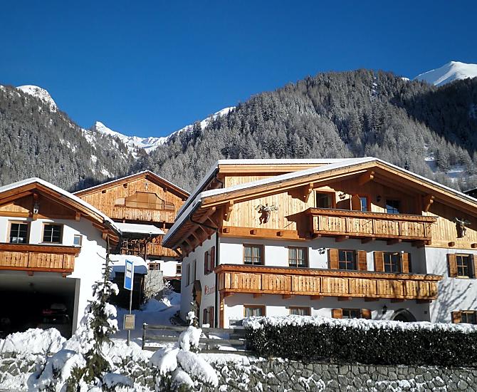 Vacanze invernali nel paese di montagna di Lappago.