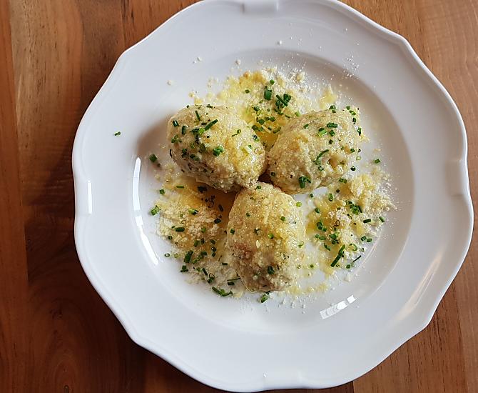 Canederli al Graukäse con formaggio di malga di Sesto e burro fuso