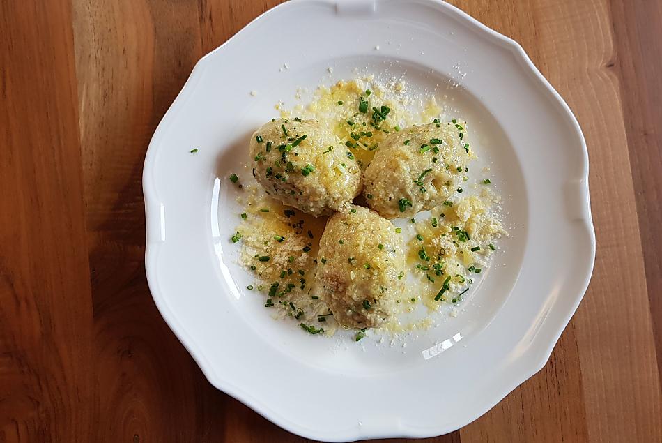 Canederli al Graukäse con formaggio di malga di Sesto e burro fuso