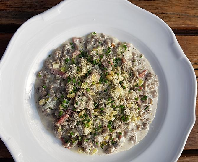 Spaetzle di grano saraceno con salsa di porri e Speck e formaggio di malga di Sesto