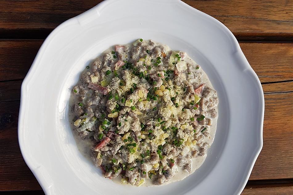 Spaetzle di grano saraceno con salsa di porri e Speck e formaggio di malga di Sesto