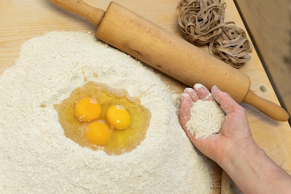 Uova fresche del maso da allevamento all'aperto e farina integrale appena macinata