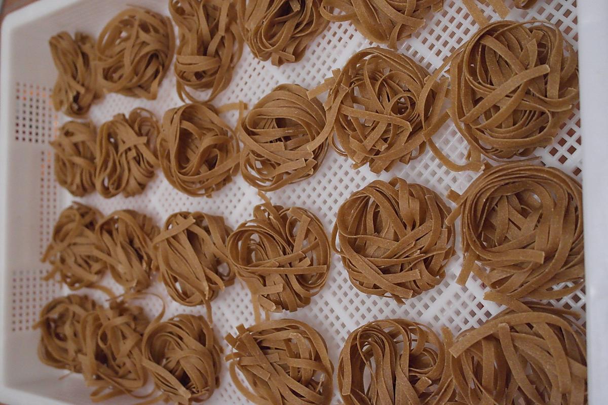 La pasta viene arrotolata a "nido" e poi essiccata