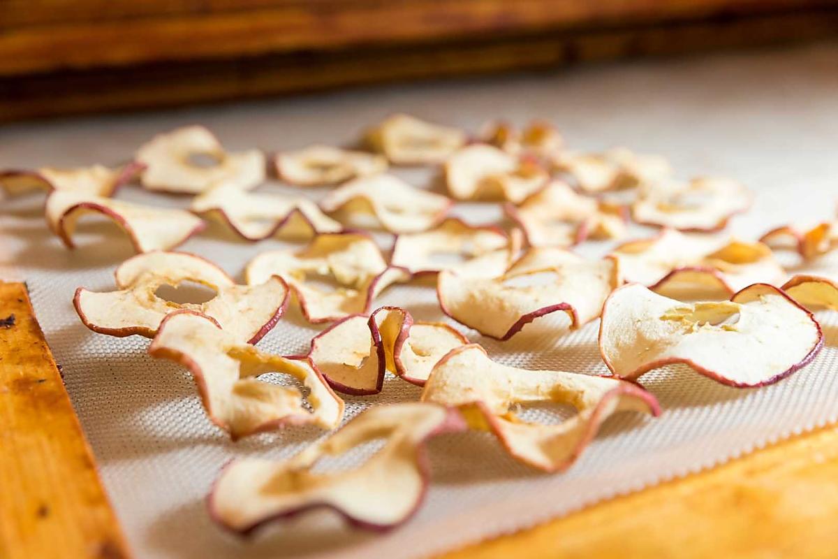 Le mele vengono delicatamente essiccate insieme alla buccia nutriente