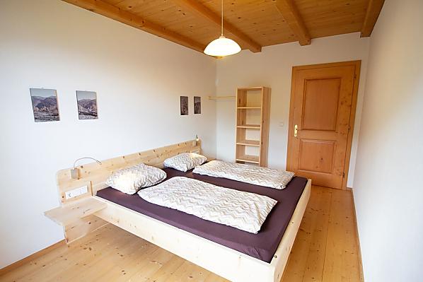 Ein Schlafzimmer aus Zirbenholzmöbeln