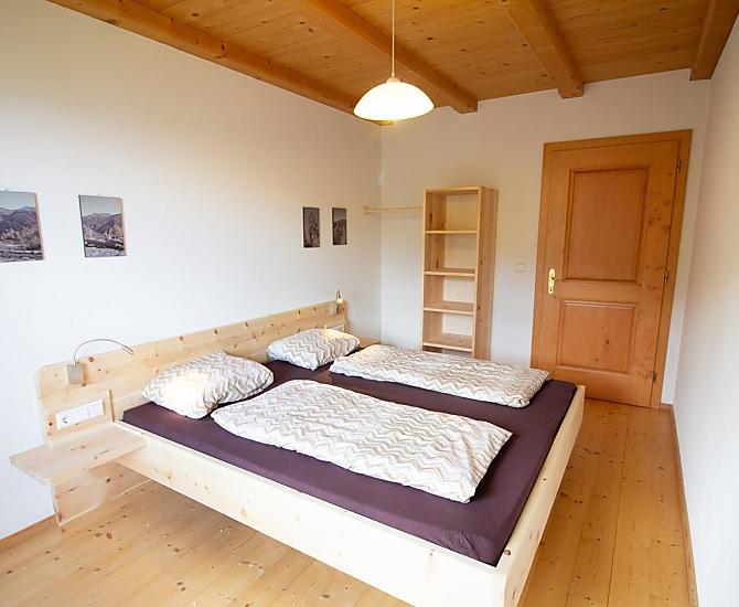 Ein Schlafzimmer aus Zirbenholzmöbeln
