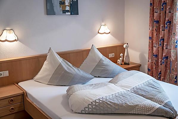 Ein schönes Bett lädt zum Kuscheln ein