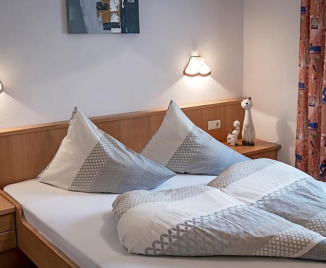 Ein schönes Bett lädt zum Kuscheln ein