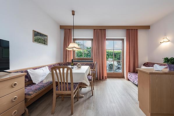 Die Wohnung liegt im Erdgeschoss, hat eine großzügige Terrasse und einen direkten Zugang zur Garage