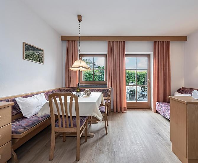 Die Wohnung liegt im Erdgeschoss, hat eine großzügige Terrasse und einen direkten Zugang zur Garage