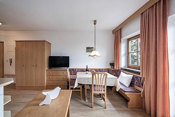 Die Wohnung liegt im Erdgeschoss, hat eine großzügige Terrasse und einen eigenen Wohnungseingang