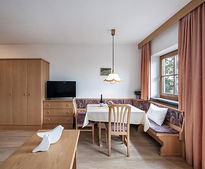 Die Wohnung liegt im Erdgeschoss, hat eine großzügige Terrasse und einen eigenen Wohnungseingang
