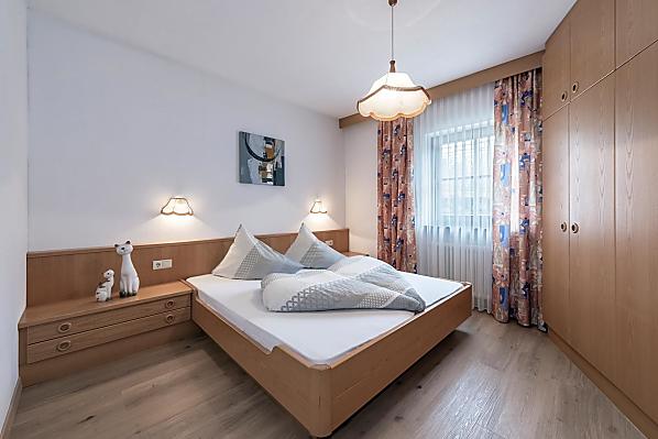 Ein schönes Bett lädt zum Kuscheln ein 