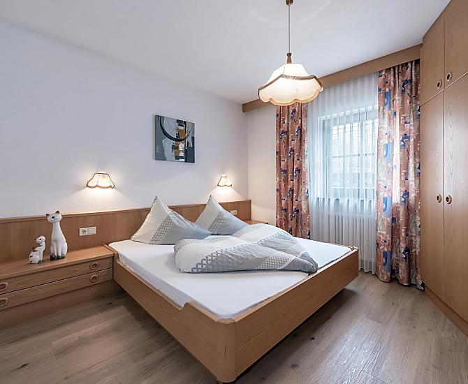 Ein schönes Bett lädt zum Kuscheln ein 