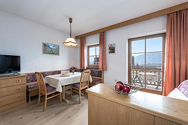 Diese Wohnung liegt im ersten Stock und hat einen Balkon