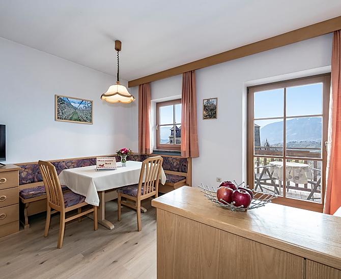 Diese Wohnung liegt im ersten Stock und hat einen Balkon
