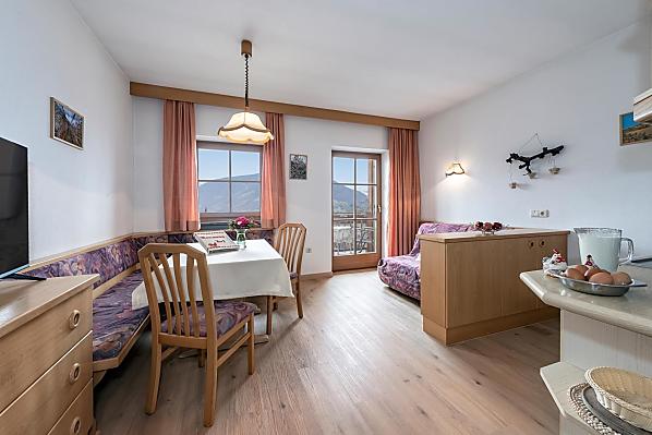 Diese Wohnung liegt im ersten Stock, hat einen Balkon und ein eigenen Wohnungseingang