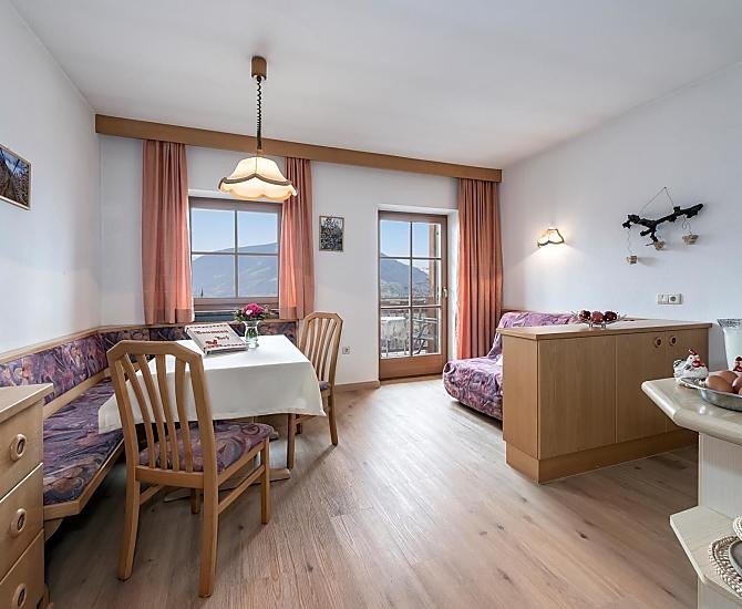 Diese Wohnung liegt im ersten Stock, hat einen Balkon und ein eigenen Wohnungseingang