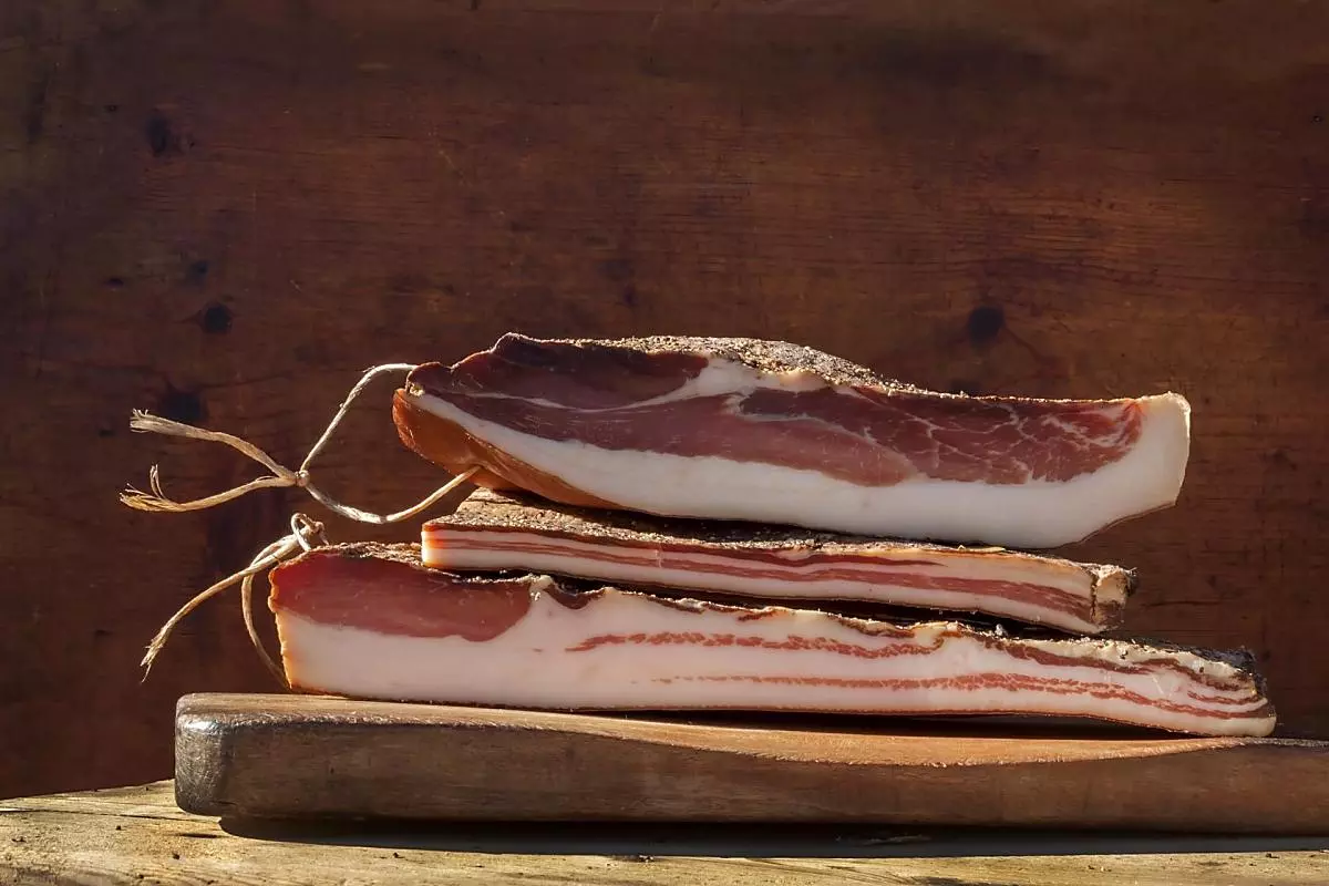 Dietro ogni pezzo di speck c'è tanto lavoro artigianale