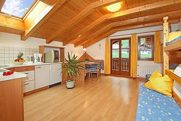 Gemütliche Ferienwohnung mit ausziehbarer Couch und traditionellem Bauernofen