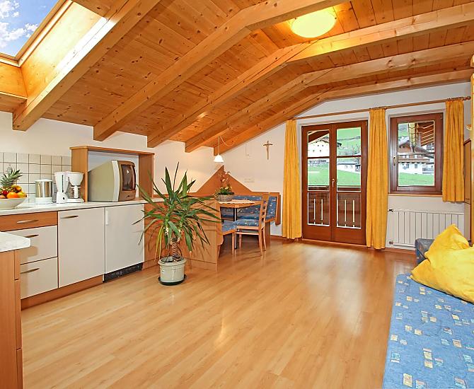 Gemütliche Ferienwohnung mit ausziehbarer Couch und traditionellem Bauernofen