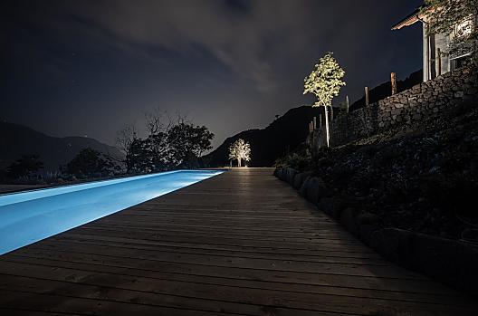 Vista sulla piscina di notte